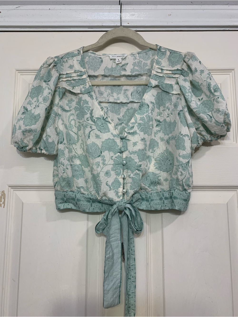 Blu Pepper Off White Green Floral Crop Top Small Blouse. 3570